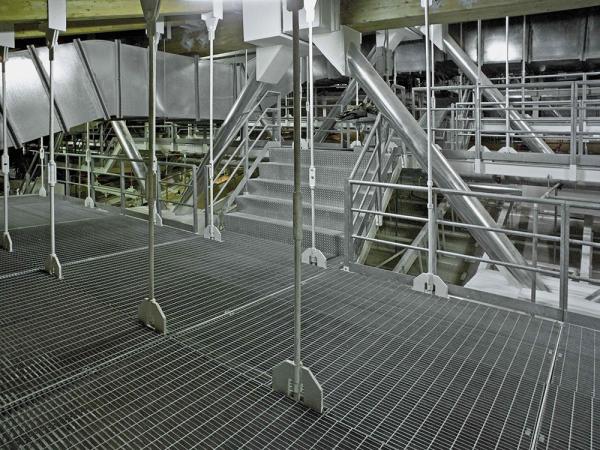 6mm Cross Bar Size Industrial Steel Grating Good Ventilation Twist Steel Raw Materials