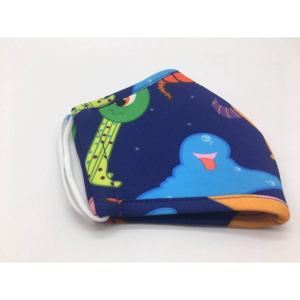 Дети применяют обложку к дружелюбной анти- маске хлопка мультфильма вируса