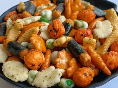 Os biscoitos Roasted japoneses do arroz da alga do petisco misturaram amendoins friáveis