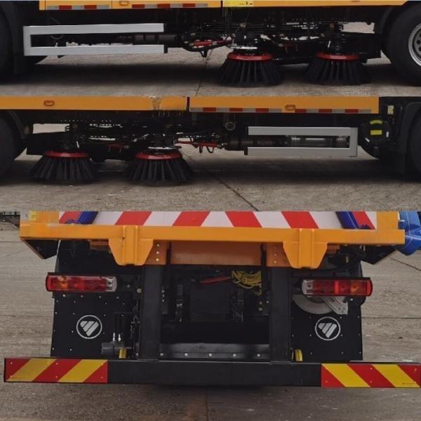 18000KG 220hp LNG Road Sweeper Truck For Large Area Cleaning ZBJ5182TSLNG-P1