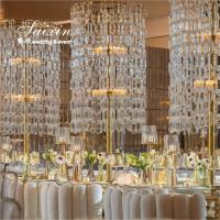 Pedaço de casamento porta-velas dourado com cadeia de cristal