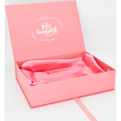 La perruque rose empaquetant 9x5x5 avance le ruban petit à petit de satin de boîte-cadeau de carton