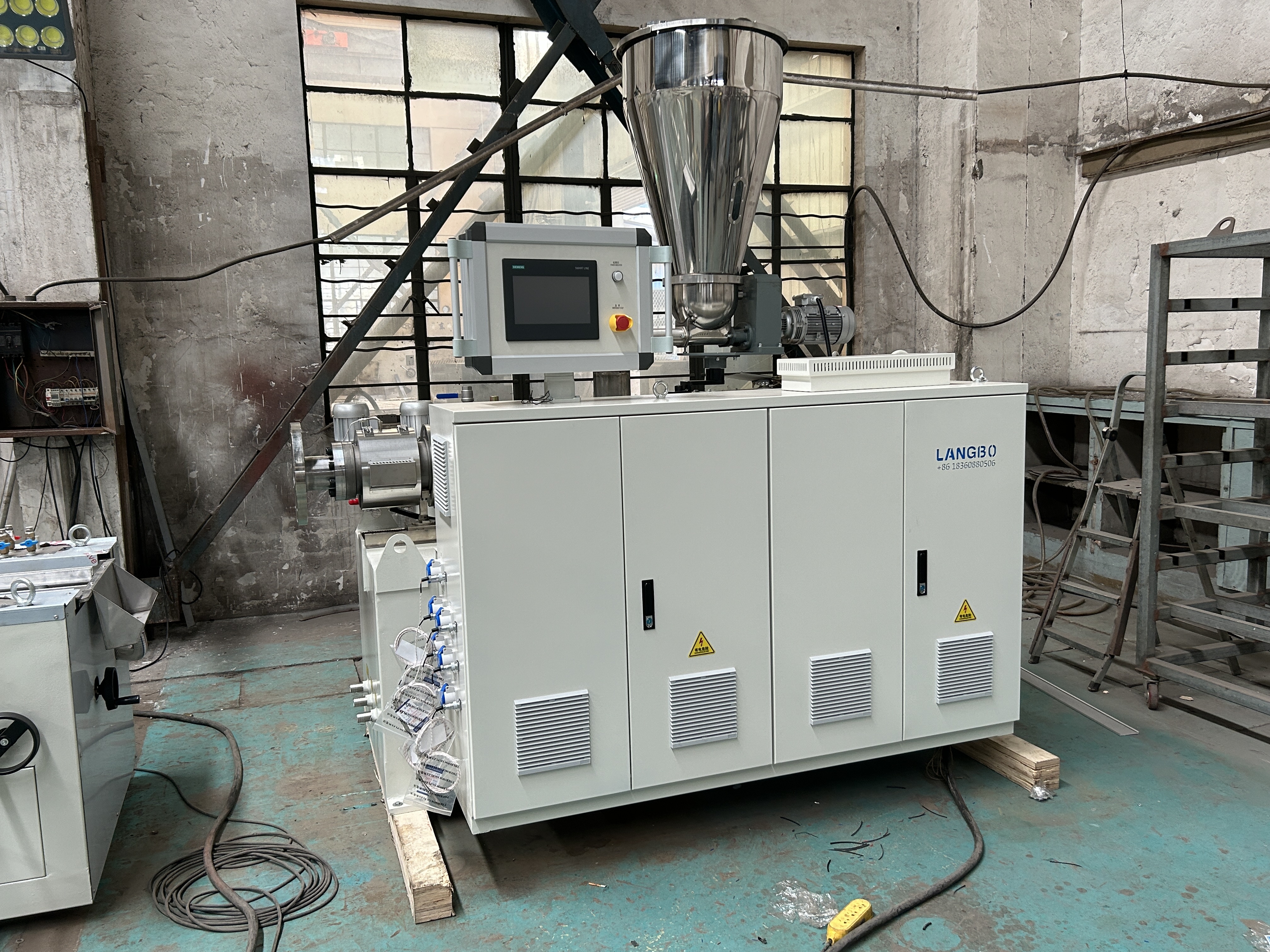 Langbo Plant PVC surface-mount skirting board with PVC laminating and pulverizing machine