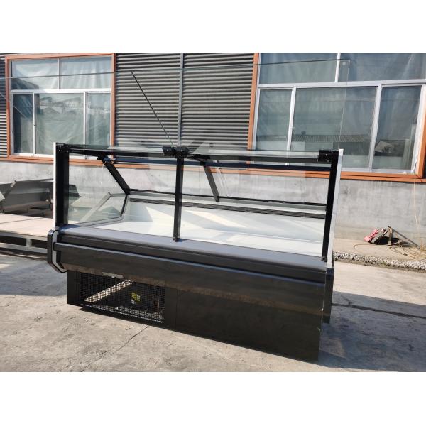 O supermercado fino do ângulo direito indica o refrigerador para a mostra da carne