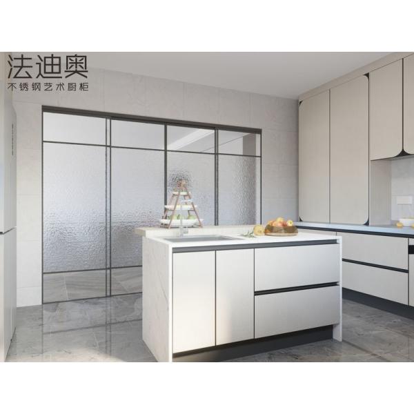 Gabinete de cocina de acero inoxidable moderno en forma de U con puertas de arco y diseño sin mango