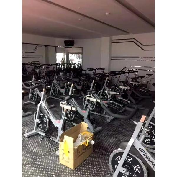 21kg Volante de vuelo Bicicletas giratorias Gimnasio Entrenamiento cardiovascular comercial para interiores