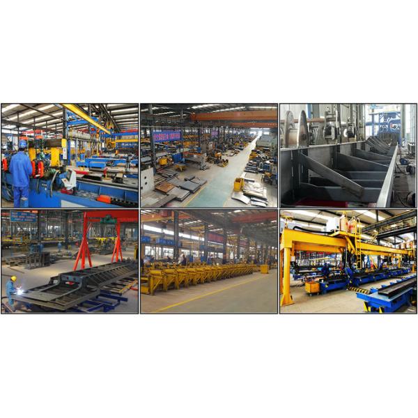 Camión de carga de madera pesada fuera de la carretera, carga de camiones madereros con pilar de troncos triángulo