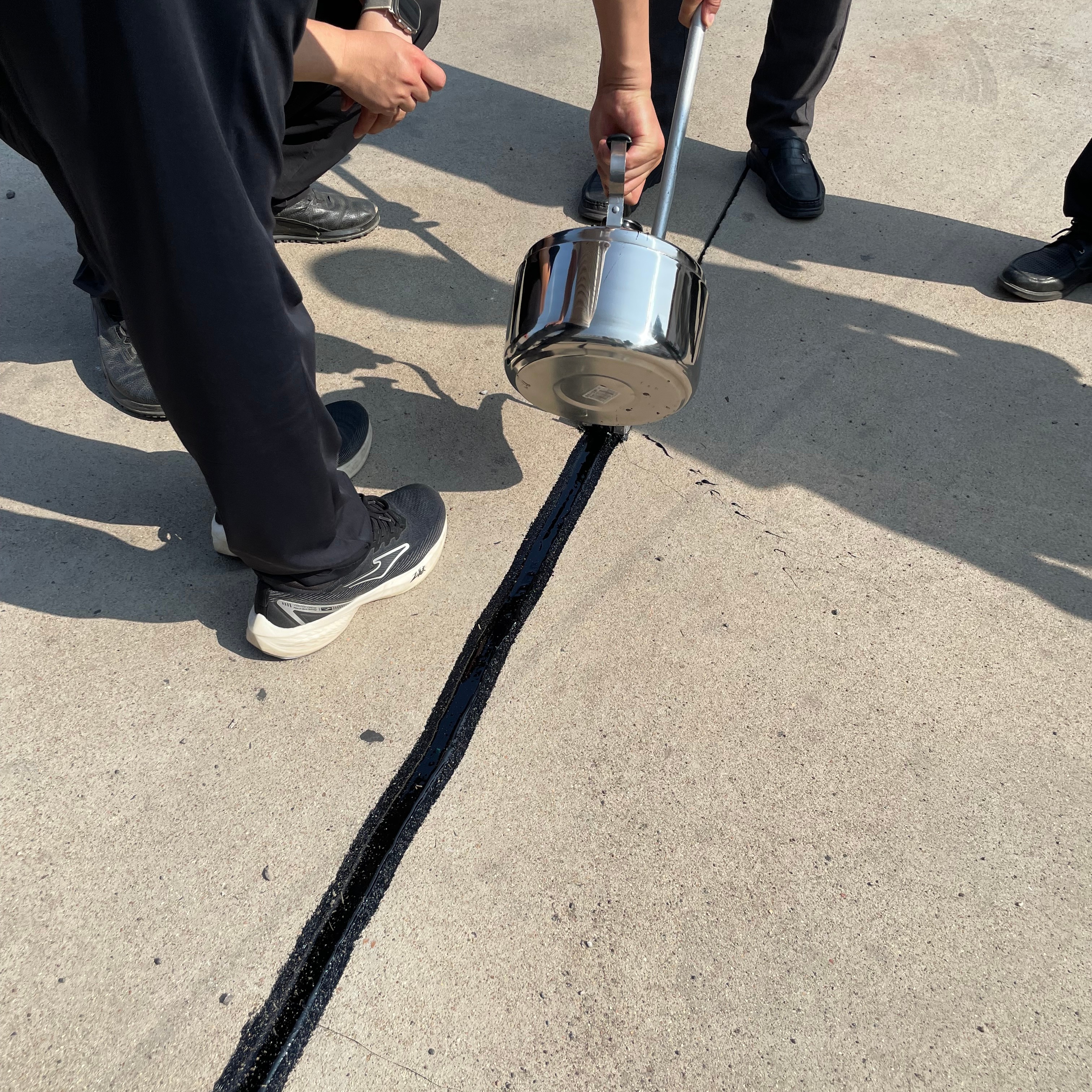 Special Asphalt Joint Sealant For Pavement Crack Repair Asphalt Based Sealant Fast Cooling And Curing