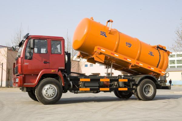 High Efficiency Sinotruk Sewage Suction Truck For  Industrial Washing Operations