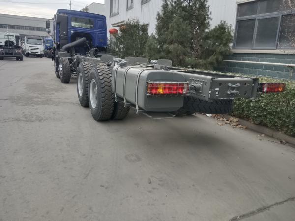 SINOTRUK HOWO Oil Tank Truck Chassis 400HP 8X4 LHD 50 Tons 40CBM