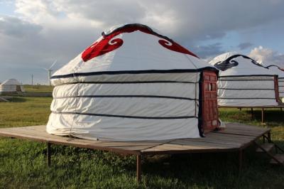 A casa confortável floral da barraca de Yurt com as características nacionais externos decorou o pano