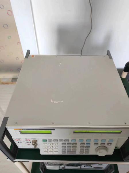 Used ±1020 V / 20.5 A Multi Product Calibrator 50 Ppm DC Accuracy Fluke 5502A