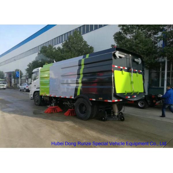 Vacuum Road Sweeping Vehicles With Cleaning Brushes Water Spraying High Performance