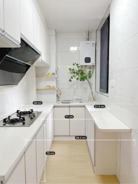 Armoire de cuisine personnalisée avec carton de stockage