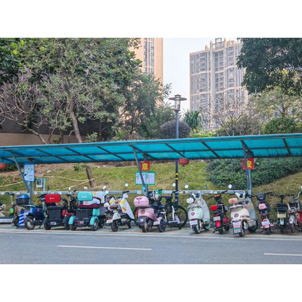 6mm to 10mm Blue Polycarbonate Sheet with Multi-Wall Structure for UV Protection and Diffused and Pleasant Ambient Illumination