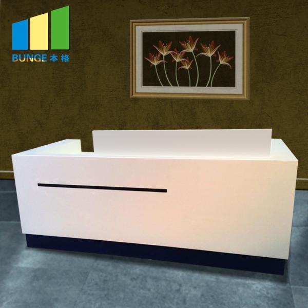 A mesa de recepção de madeira do escritório/cadeira confortável do escritório da malha curvou-se em volta do vidro de pintura