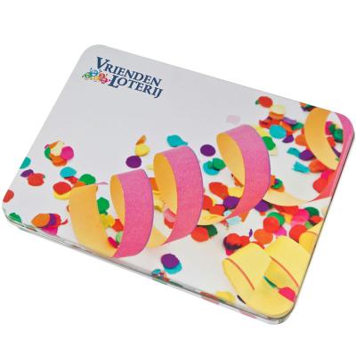 Recipiente colorido dos doces da lata com base e a dobradiça assentadas, parte inferior branca