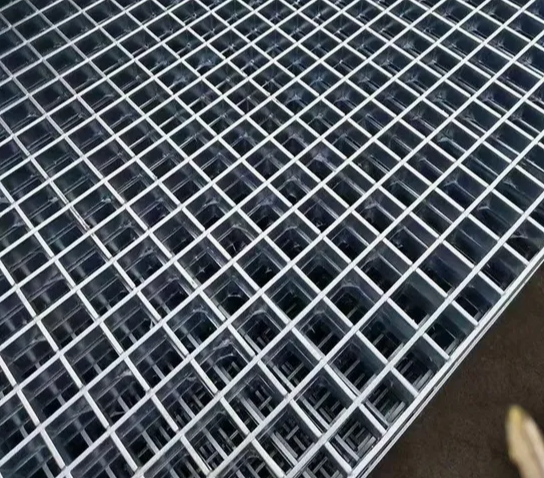 DIP chaud galvanisée passerelle à grille dentelée métallique passerelles en acier inoxydable barres de soudage plate-forme grille en acier