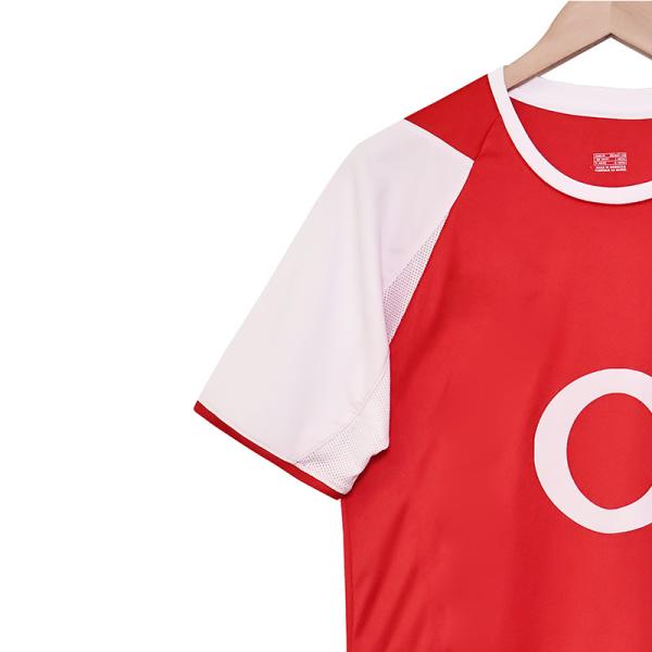 Le maillot d'Arsenal de la saison 02-04 est entièrement restauré et permet de personnaliser l'équipe.
