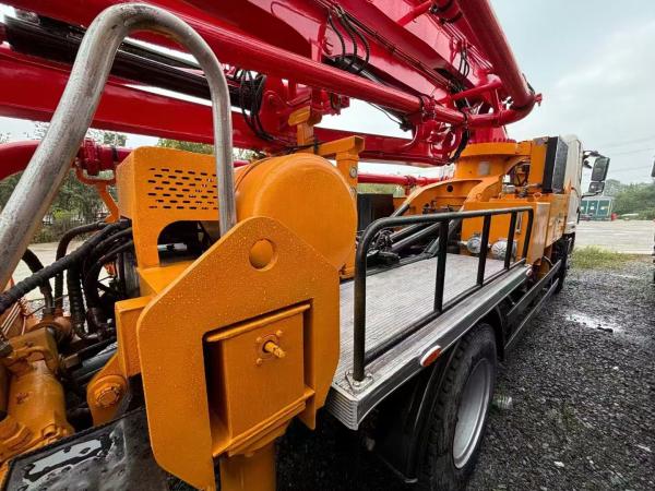 Pompe à béton d'occasion Sany 21 mètres rouge de 2013 avec châssis Benz