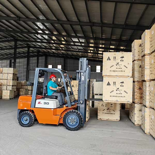 3000kgs Diesel Counterbalance Triplex Mast With Pull And Push Attachment