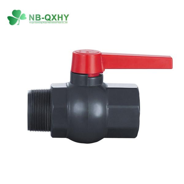 Equipamento de plástico válvula de esfera de PVC com proteção UV e conexão masculina-feminina no material