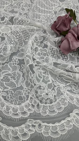 手作りのフローラル刺繍、レースに施された芸術的なディテール、チュールメッシュ生地、ウェディングドレス用