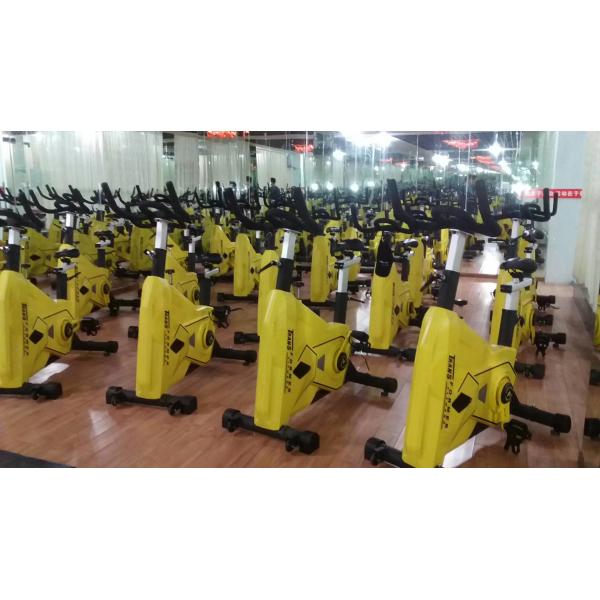 Machine d'entraînement cardio commerciale 13 kg Volant à vélo en salle