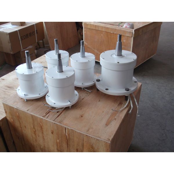 low noise vertical axis wind generator with low start-up wind speed vawt
