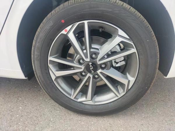 Kia K3 1.5L CVT Versão Deluxe Carro a gasolina Compacto Tração dianteira