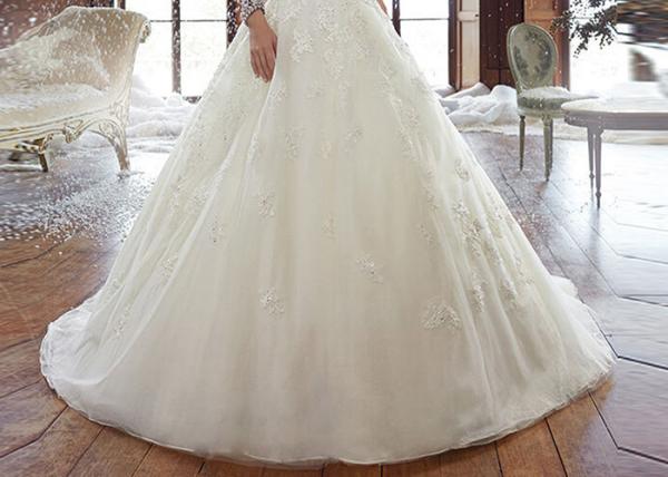 Sleeveless Long Tail Bridal Gown , Ivory Lace Wedding Dress Back Bandage Style