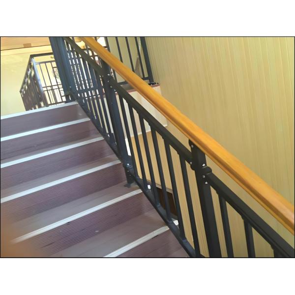 Aplicación de la barandilla de grano de madera de acero y zinc moderno