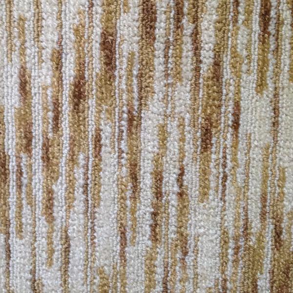 Модный золотой ковер нейлона шерстей кроет доказательство черепицей огня для ресторана