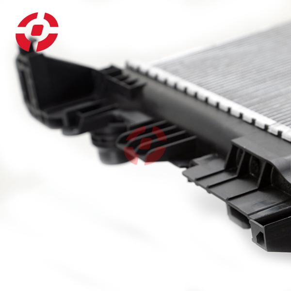 32224828 Pièces automobiles Système de refroidissement du moteur de voiture refroidisseur de liquide de refroidissement Radiateur en aluminium Réservoir d'eau en plastique pour VOLVO XC90