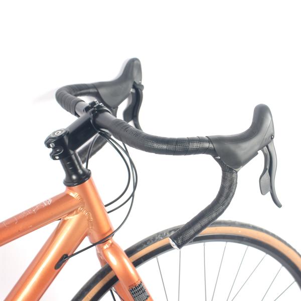 Горячая продажа мужчины и женщины хорошее качество односкоростной 700C велосипед горный велосипед