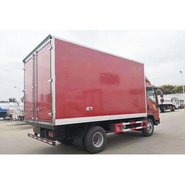 Sinotruck HOWO 4X2 5-10t Freezer Cooling Refrigerator/Refrigerated Truck