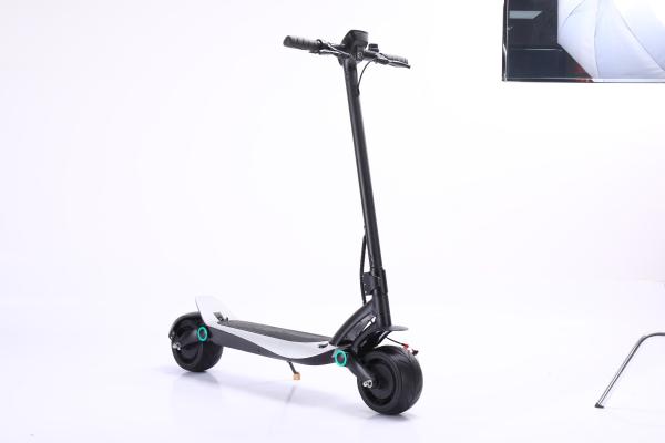 No trotinette elétrico elegante da venda com bateria e motor de lítio