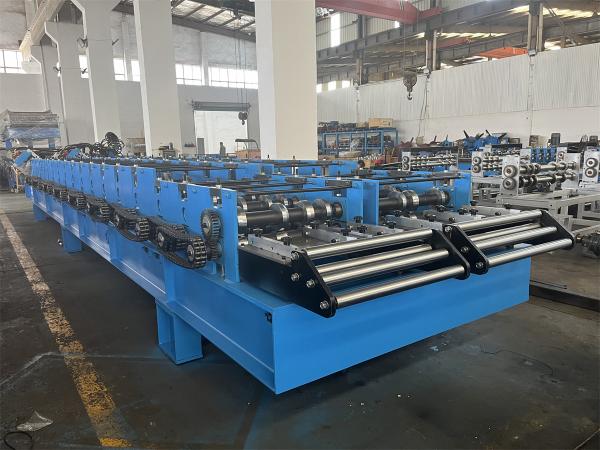 Máquina de moldagem de rolos de teto de quatro fileiras com rolos GCR15 com motor hidráulico de 5,5 kW