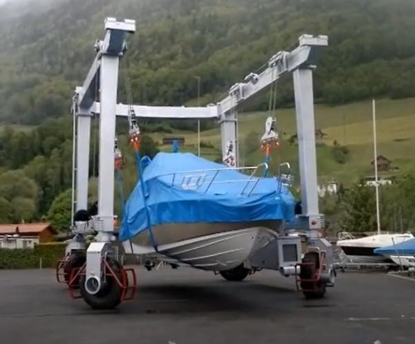 Small Tonnage Yacht Lifting Crane 2 Or 4 Wheel Steering Self Propelled