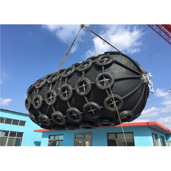 La defensa marina neumática de goma del barco de la defensa del muelle de la defensa con el neumático al amarre del buque/amarra