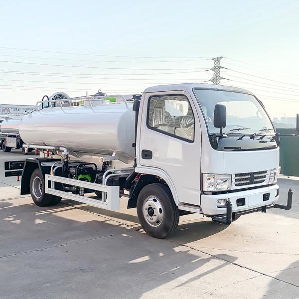 Camion de 4*2 5000 litres à jet d'eau bon marché avec conducteur à droite et moniteur diesel