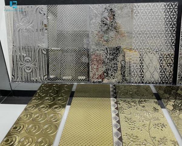 Le mur de salle de bains d'épaisseur de 3 10mm mis le feu par périodes couvre de tuiles la couleur d'or et argentée SASO