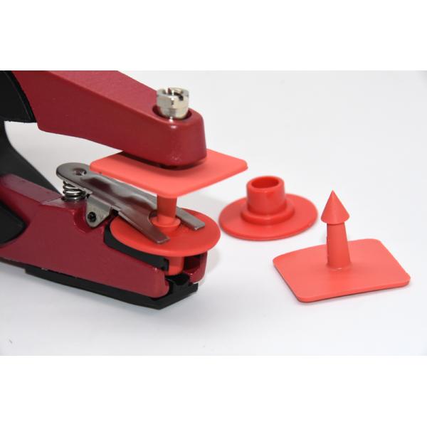 O porco alaranjado amarelo rachado as etiquetas de orelha que de duas partes se assemelham a Allflex personalizou a cor