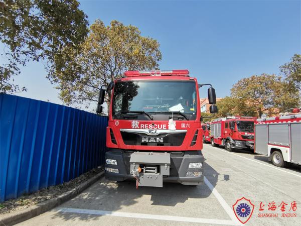 Veículo de resgate de emergência com chassis MAN 213kw com guincho de tração de 5440kg