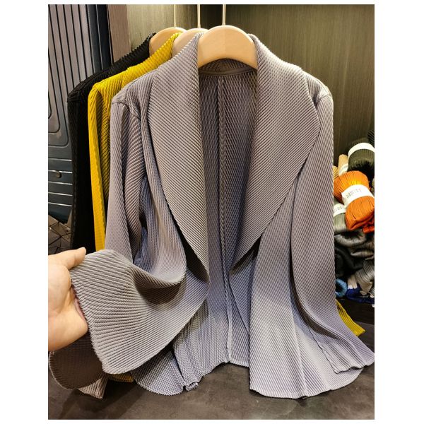 Spring 2025 Women's Solid Color Lapel Long Sleeved Pleated Women's Long Coat