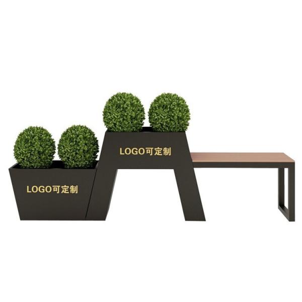 На открытом воздухе большой общественный стул с баком плантатора металла черным