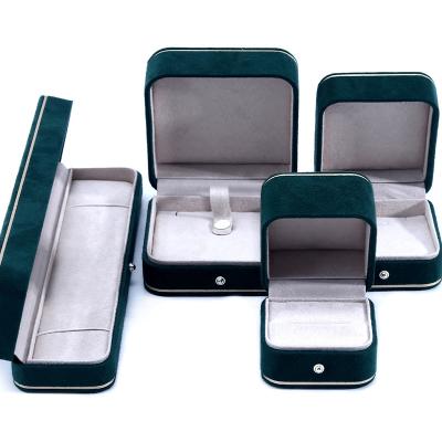 Taille personnalisée et logo personnalisé Boîte de bijoux en velours vert pour bracelet Collier Ring
