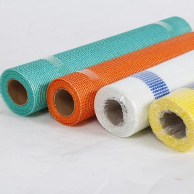 Malha autoadesiva da fibra de vidro diferente das cores usada para o material de construção na parede