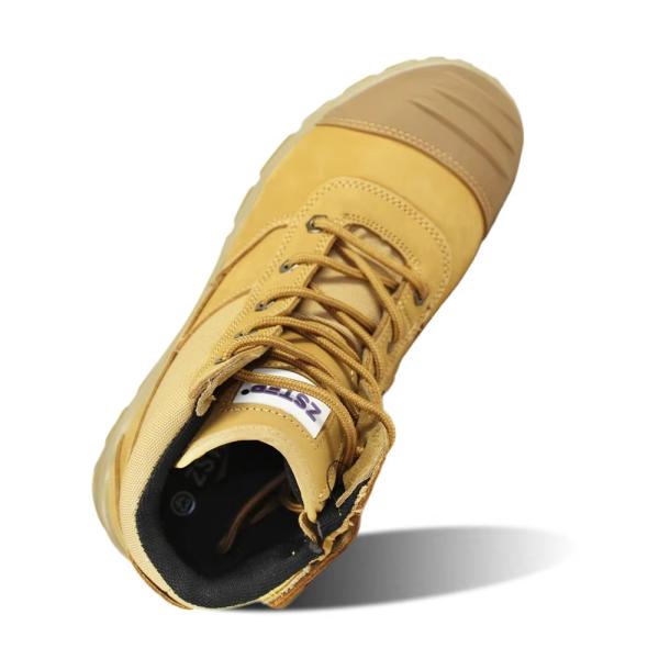 Botas de senderismo con suela de acero.