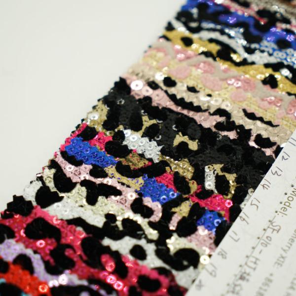 Куча покрывая материал ткани Sequin 250GSM украсила сияющую ткань